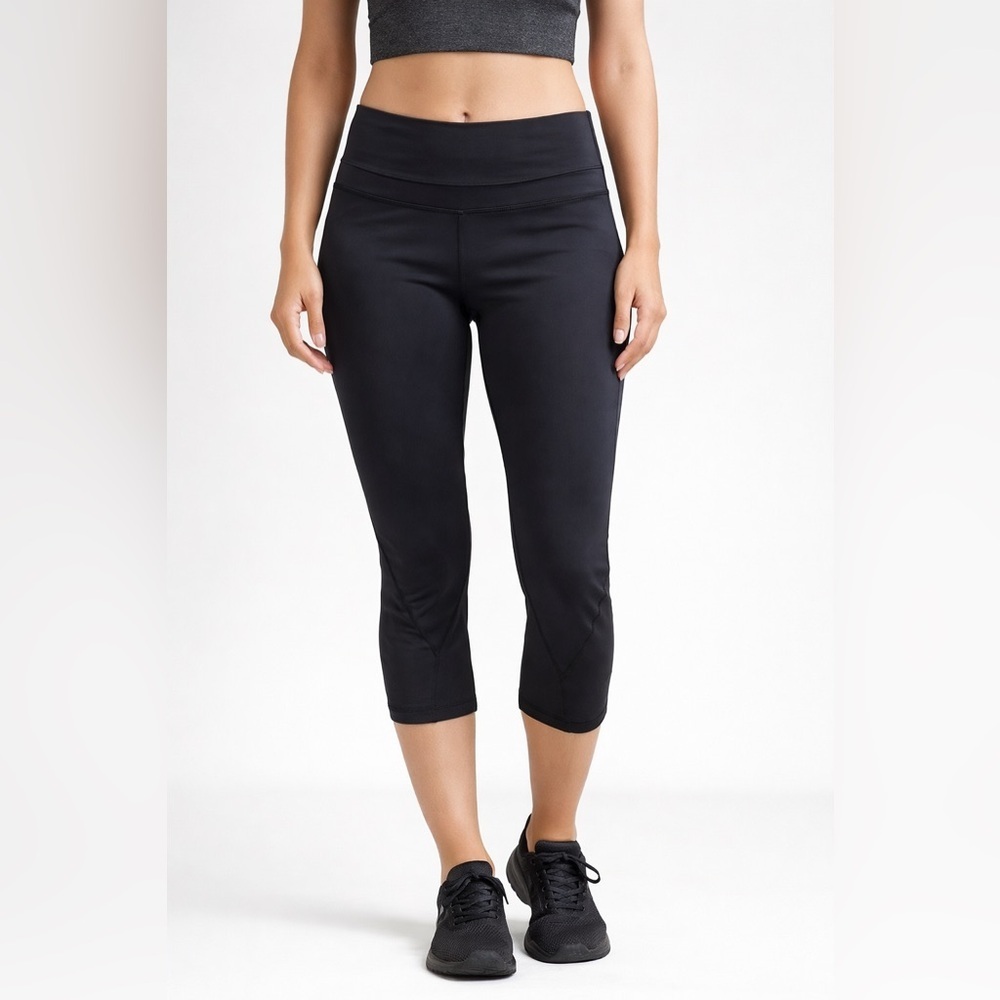 Lululemon woman cropped activewear leggings Sz 8 black